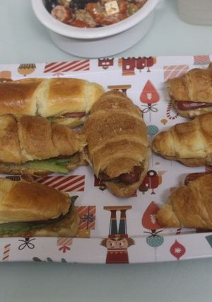 Una foto de Salchichas con ajonesa y mini cruasanes