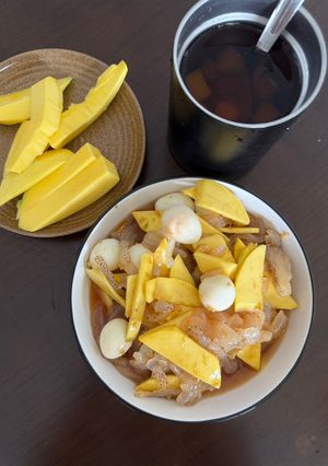 Hình của món Sứa sốt mắm nhĩ.