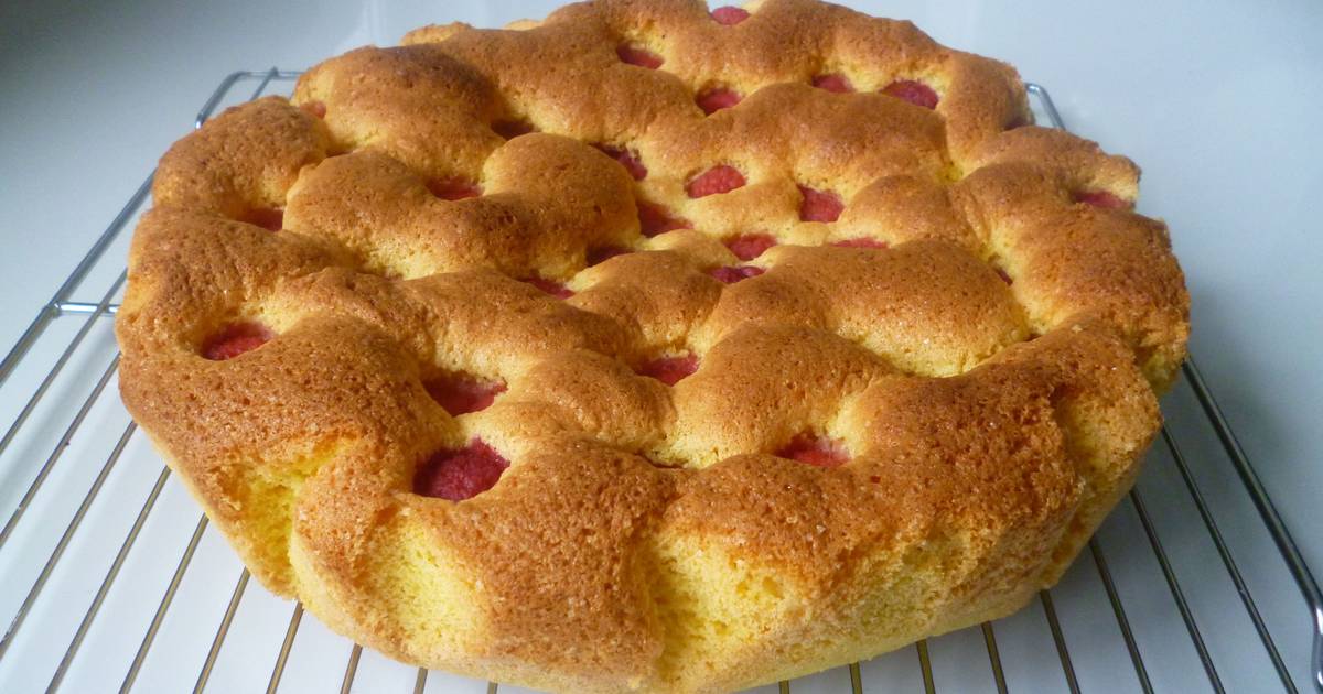 Шарлотка белки отдельно от желтков. Шарлотка рецепт классический. Воздушная шарлотка с яблоками. Шарлотка с яблоками домашняя. Шарлотка белки отдельно от желтков.