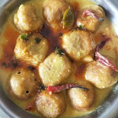A picture of Pakoda kadhi.