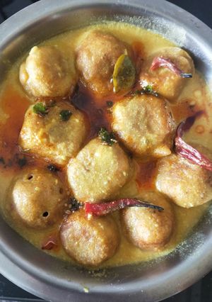 A picture of Pakoda kadhi.