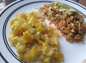 Una foto de Calabacín amarillo con ajo🌰 y limón🍋 con arroz🍚 con verduras🥗