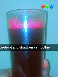 Beetroot and strawberry smoothie ainihin hoton girkin