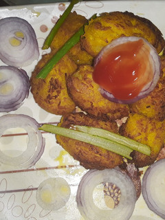 A picture of Moong and chana dal vada.