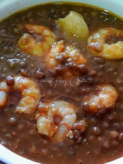 Una foto de Lentejas pardinas con gambas y toque de aceite de chiles rojos