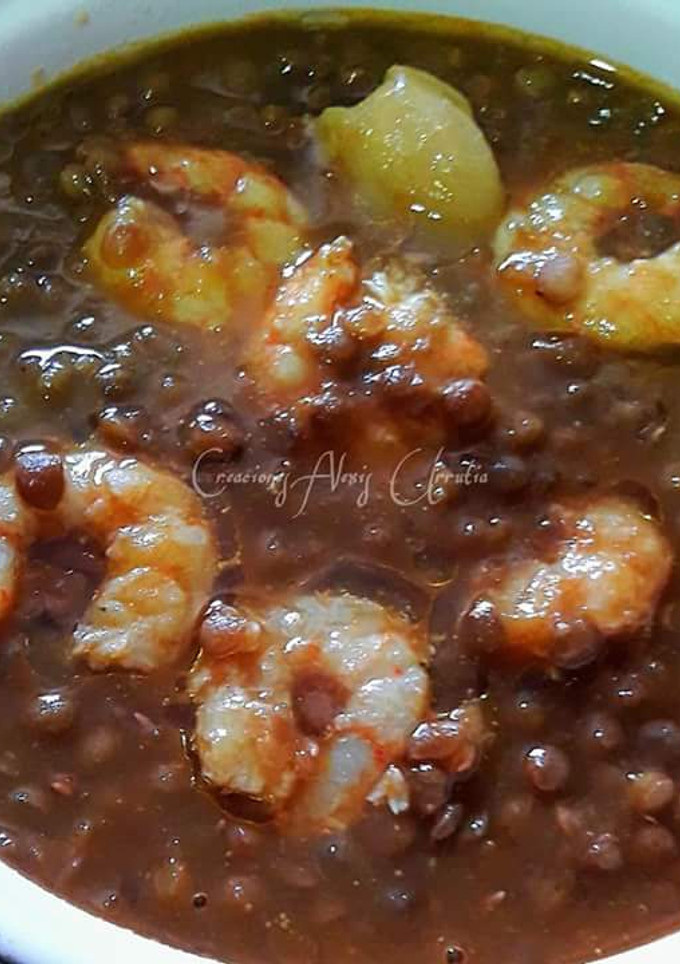 Una foto de Lentejas pardinas con gambas y toque de aceite de chiles rojos