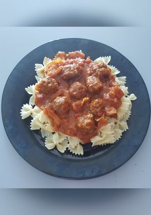 Une photo de Boulettes de bœuf haché à la sauce et pâtes
