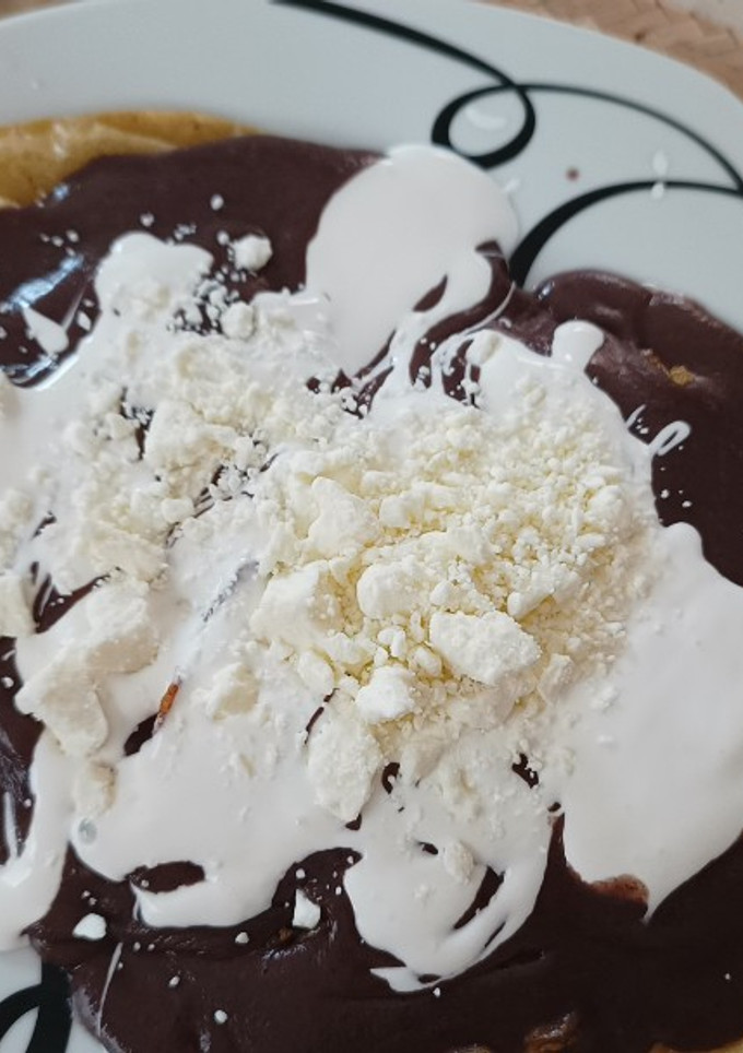 Una foto de Huevos en salsa de frijol