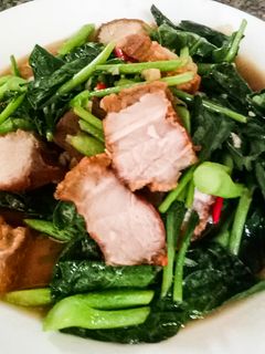รูปของ คะน้าหมูกรอบมาก