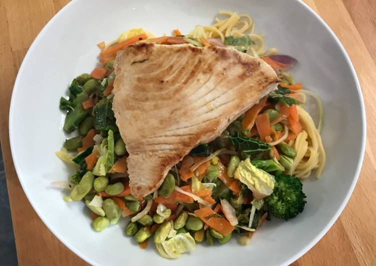 Tuna steak with egg noodles and stir fry veg