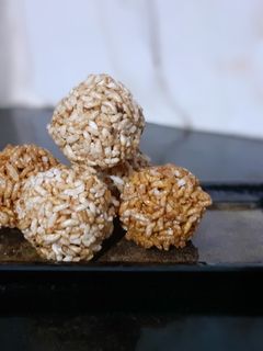 मुरमुरे के लाडू (murmure ke ladoo recipe in Hindi) रेसिपी मुख्य फोटो