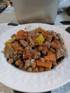 Una foto de Guiso de cerdo, garbanzos y porotos negros