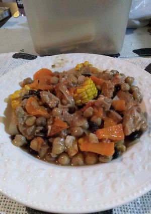 Una foto de Guiso de cerdo, garbanzos y porotos negros