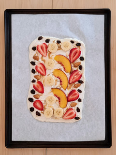 Una foto de Tableta helada saludable de yogur griego y frutas de estación