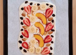 Una foto de Tableta helada saludable de yogur griego y frutas de estación
