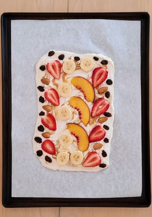 Una foto de Tableta helada saludable de yogur griego y frutas de estación
