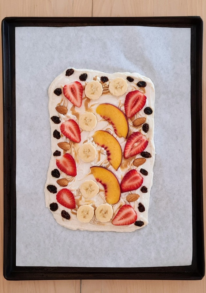 Una foto de Tableta helada saludable de yogur griego y frutas de estación