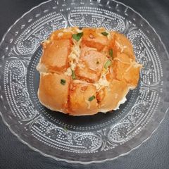 A picture of Schezwan bomb.