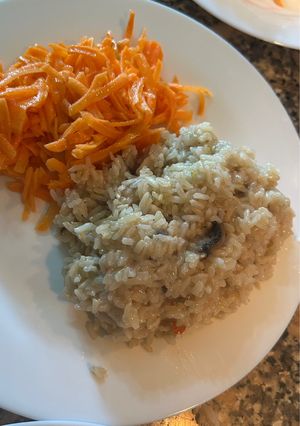 Una foto de Arroz integral con salsa de portobellos