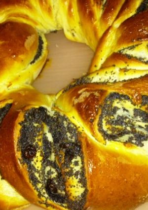 Könnyű mákos kalácskoszorú recept fotója