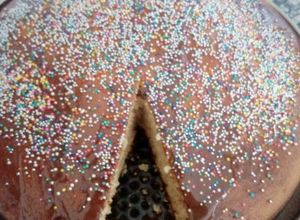 Una foto de Torta de coco un toque de color 😄😄