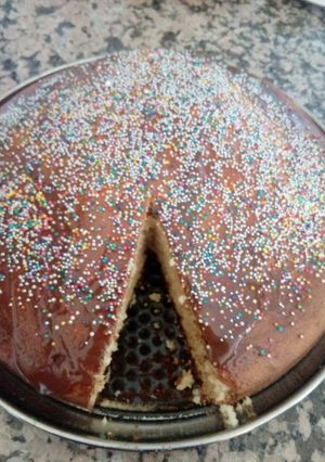 Una foto de Torta de coco un toque de color 😄😄