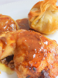 Una foto de Pollo al horno con atadillos de manzana y foie