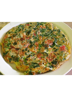 Una foto de Omelette/Tortilla de calabacín, espinacas y Tomate natural 🤤