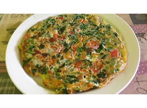 Foto principal de Omelette/Tortilla de calabacín, espinacas y Tomate natural 🤤