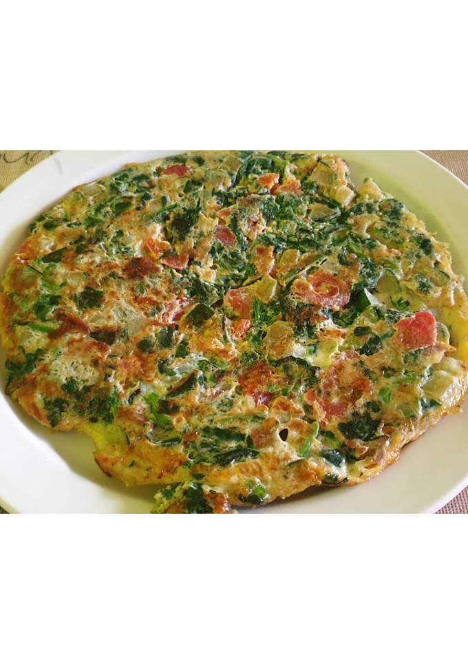 Una foto de Omelette/Tortilla de calabacín, espinacas y Tomate natural 🤤