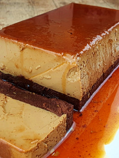 Una foto de Bizcoflan o chocoflan de café y leche condensada