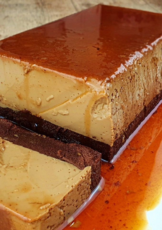 Una foto de Bizcoflan o chocoflan de café y leche condensada