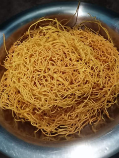 बेसन की नमकीन (besan ki namkeen recipe in Hinid) रेसिपी मुख्य फोटो