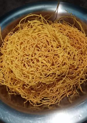 बेसन की नमकीन (besan ki namkeen recipe in Hinid) रेसिपी मुख्य फोटो