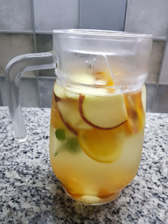 Una foto de Agua de frutas frescas
