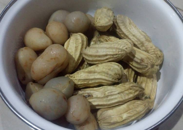 Kacang tanah + kacang bogor rebus berbumbu ????????