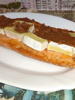 Una foto de Torrada con tomate, queso brie y olivada