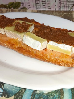 Una foto de Torrada con tomate, queso brie y olivada