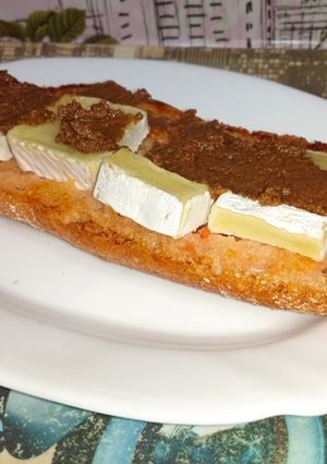 Una foto de Torrada con tomate, queso brie y olivada