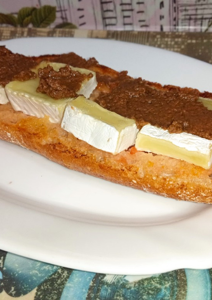 Una foto de Torrada con tomate, queso brie y olivada