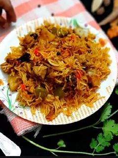 वेज सोया दम बिरयानी(veg soya dam biryani recipe in hindi) रेसिपी मुख्य फोटो