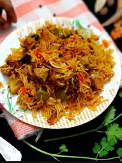 वेज सोया दम बिरयानी(veg soya dam biryani recipe in hindi) रेसिपी मुख्य फोटो