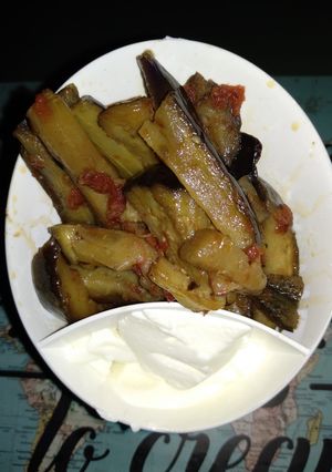 Una foto de Berenjenas fritas con tomate una exquisitez vegan 💯🧜