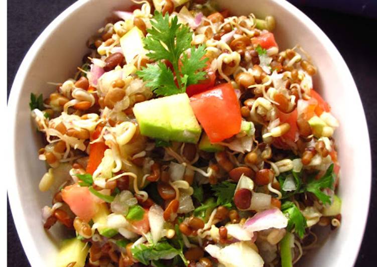 Matki and Kulith Sprouts Salad