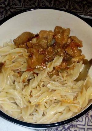 A picture of Macoroni served with meat stew.