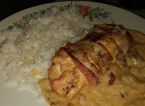 Una foto de Pechugas rellenas con salsa de chipotle