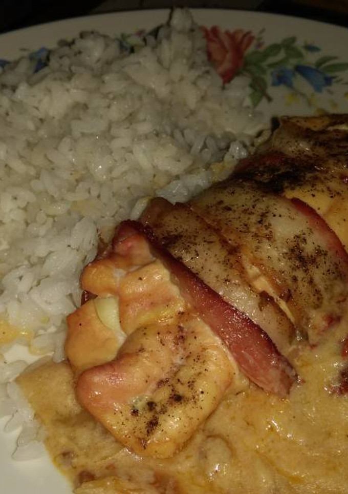 Una foto de Pechugas rellenas con salsa de chipotle