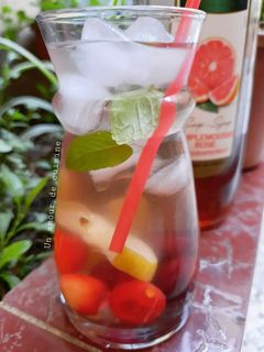 Une photo de Cocktail sans alcool sirop de pamplemousse cerises citron menthe