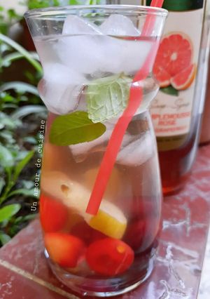 Une photo de Cocktail sans alcool sirop de pamplemousse cerises citron menthe