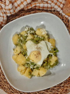 Foto di Uova con patate e piselli